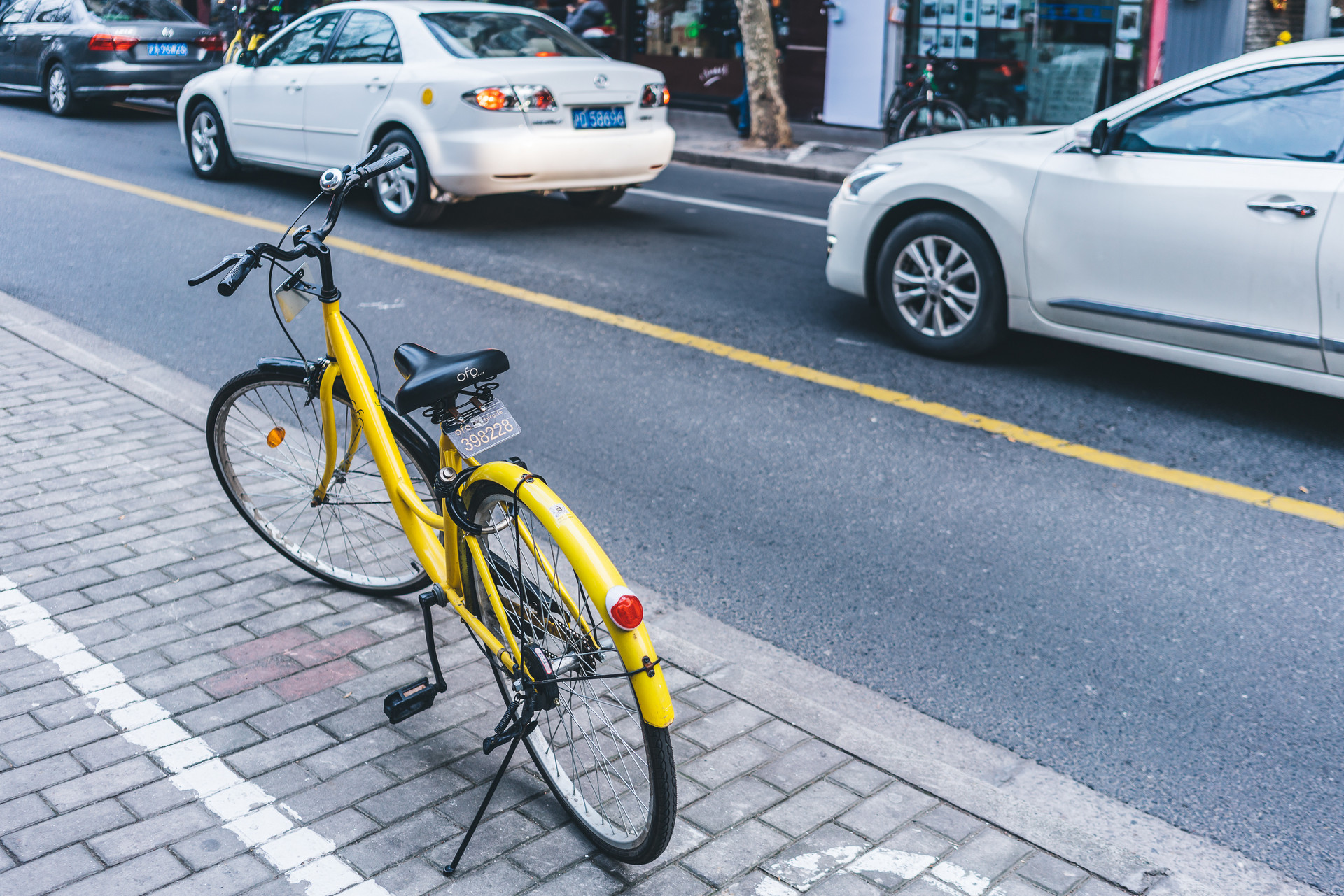 摄图网_500250168_城市路边自行车(非企业商用).jpg