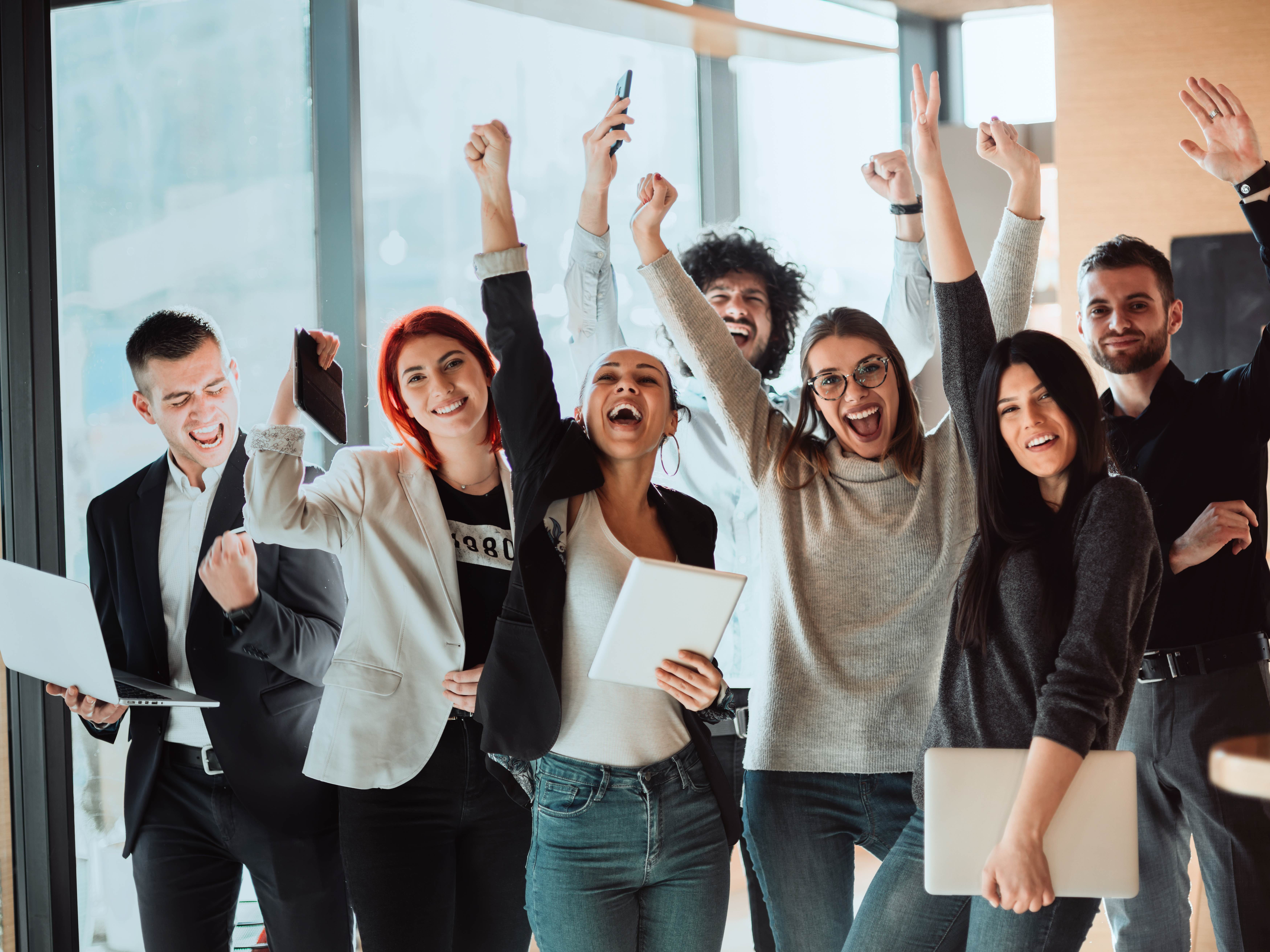 摄图网_329985887_站在现代办公室的年轻微笑经理 办公室培训 现代办公概念 穿白衬衫的女人 穿黑西装的男人员工工人企业家咨询高管同事支持会议人士领导(非企业商用)(1).jpg