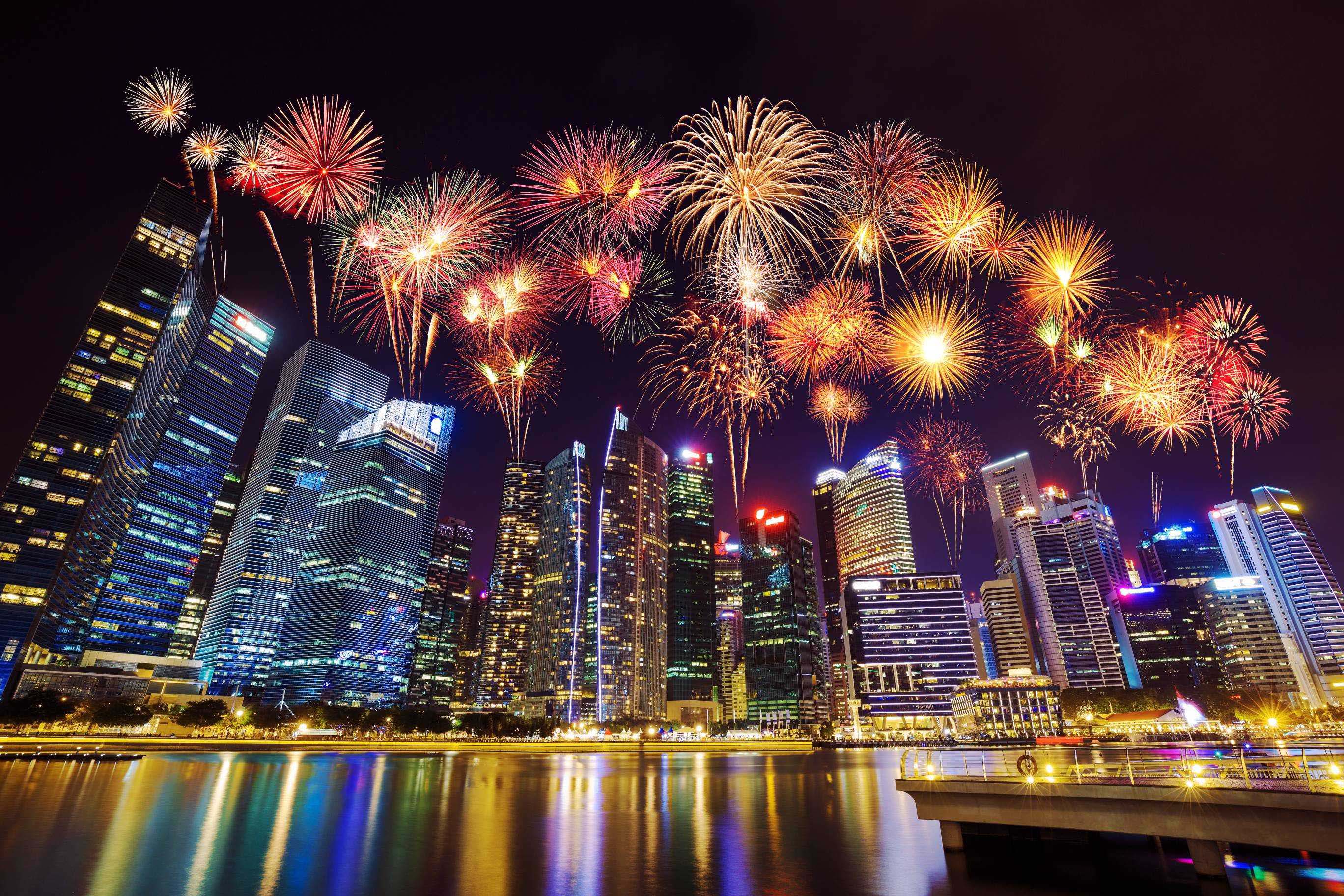 摄图网_306868468_新加坡市中央商业区大楼的美丽烟花(非企业商用).jpg