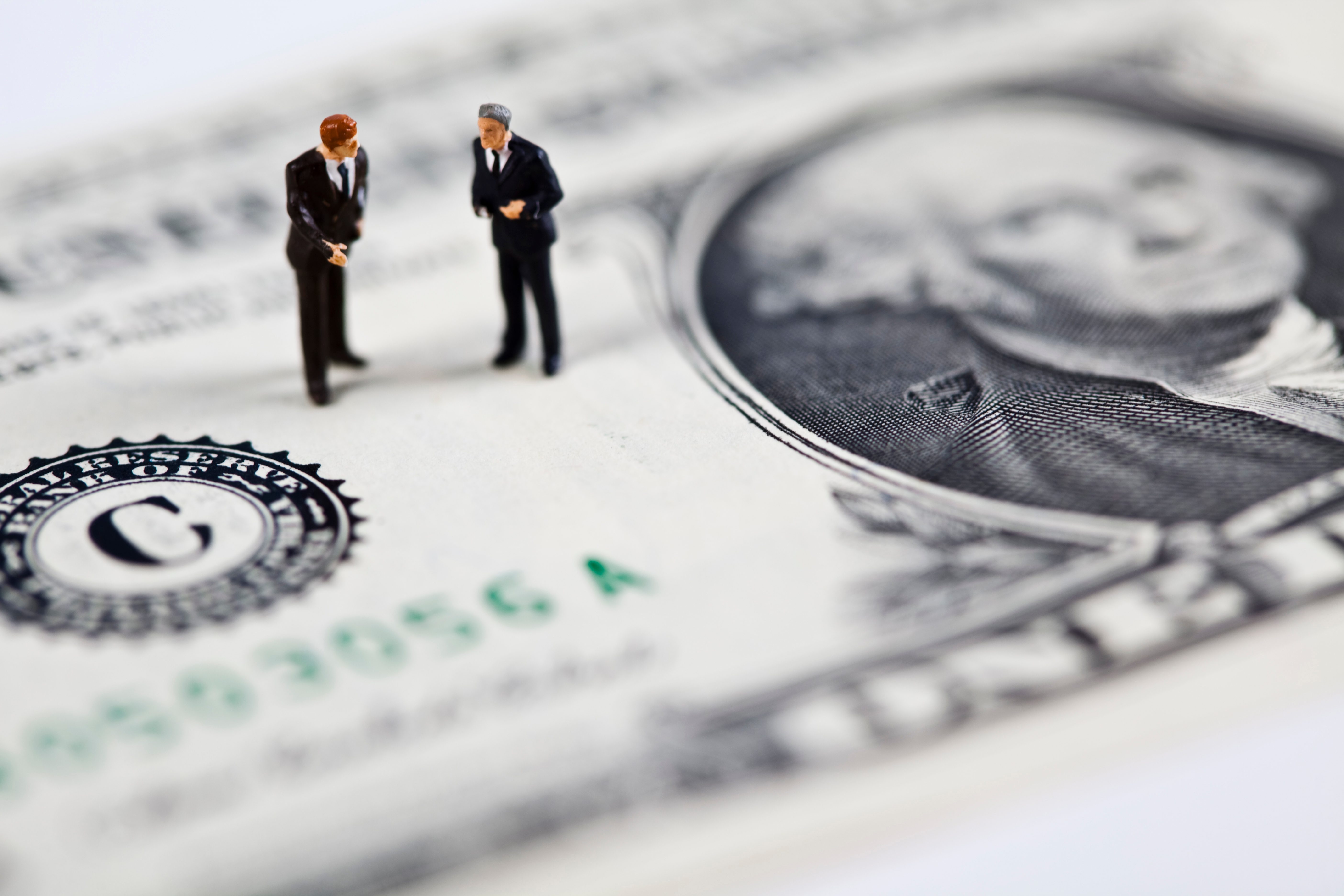 摄图网_328738626_小型商务人士 金融上明亮的生动主题优胜者工作商业人士商务文档生意人讲话男人宏观(非企业商用).jpg